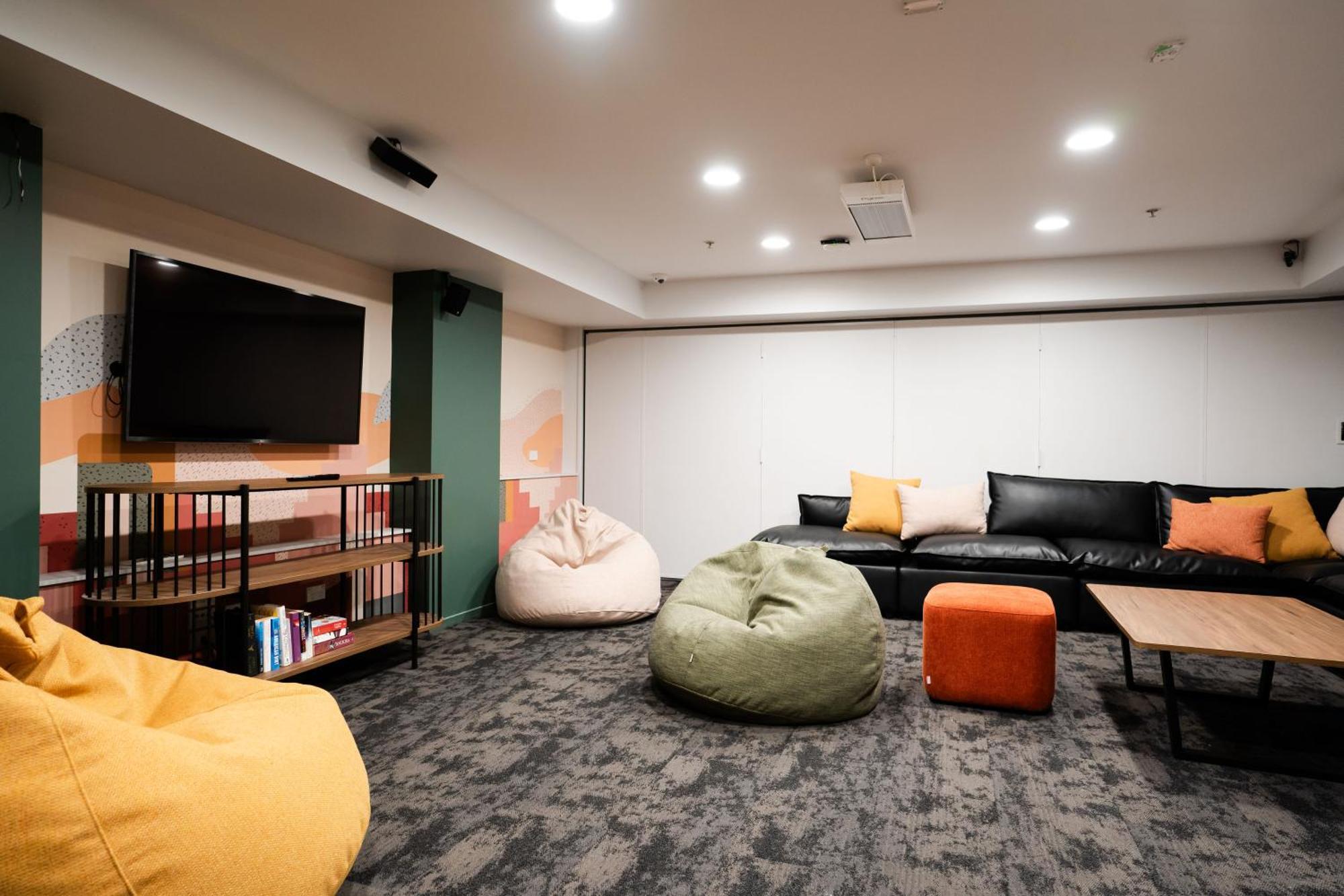 Хостел Haka House Веллингтон Экстерьер фото The common room at the University of New South Wales