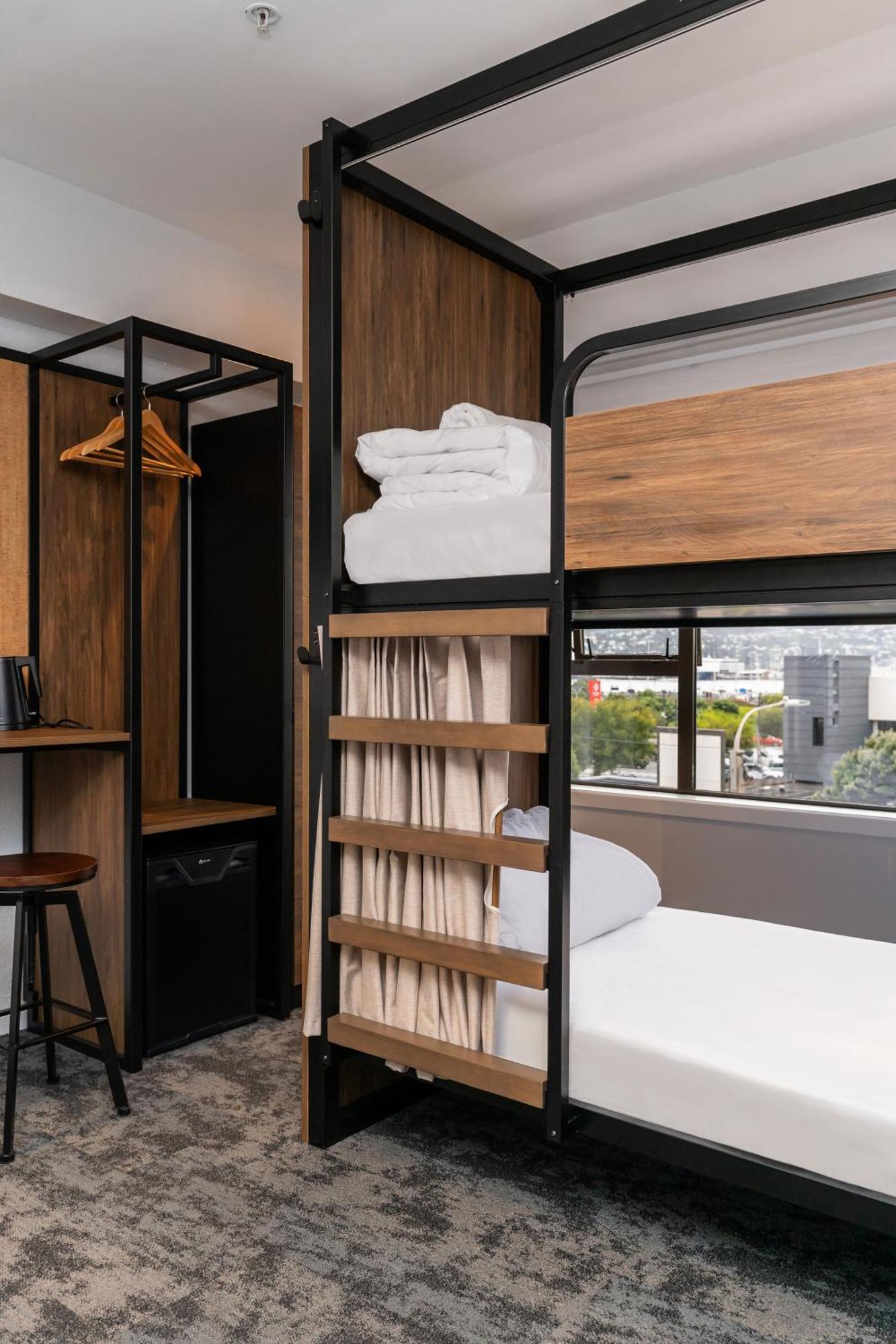 Хостел Haka House Веллингтон Экстерьер фото A bunk bed in a hotel room