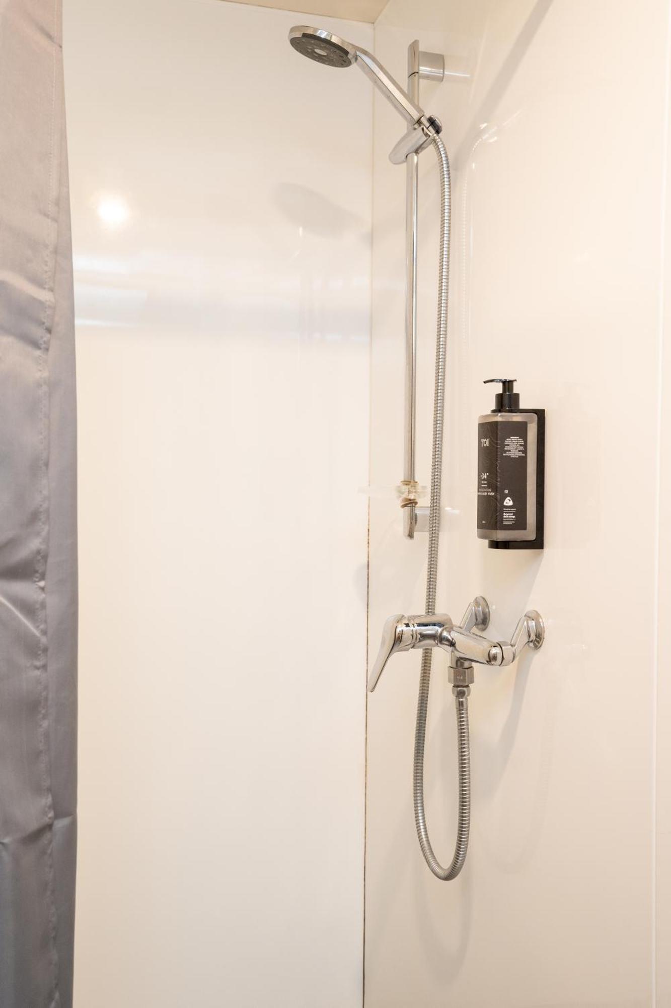 Хостел Haka House Веллингтон Экстерьер фото Shower gel dispenser
