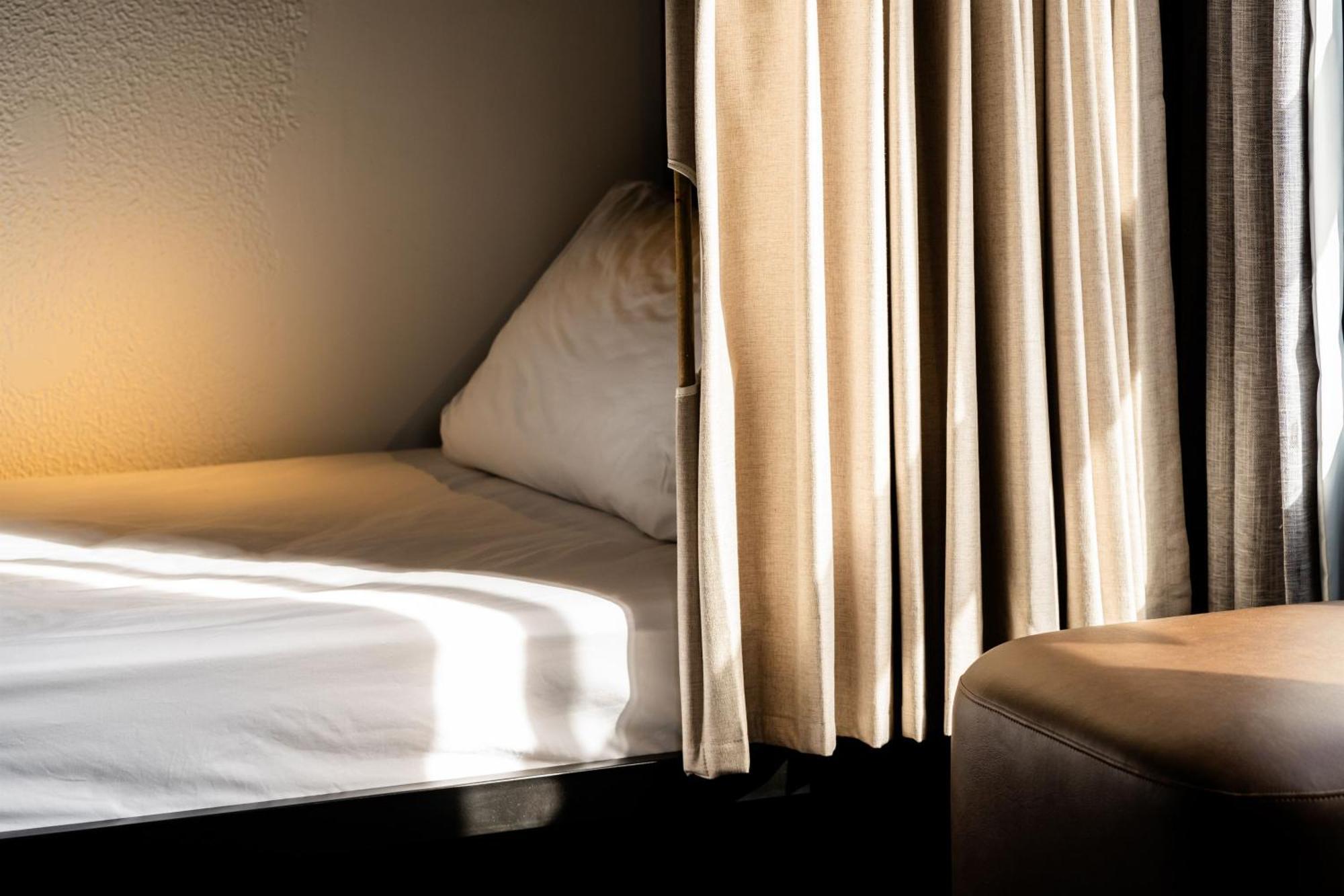 Хостел Haka House Веллингтон Экстерьер фото A bed in a hotel room