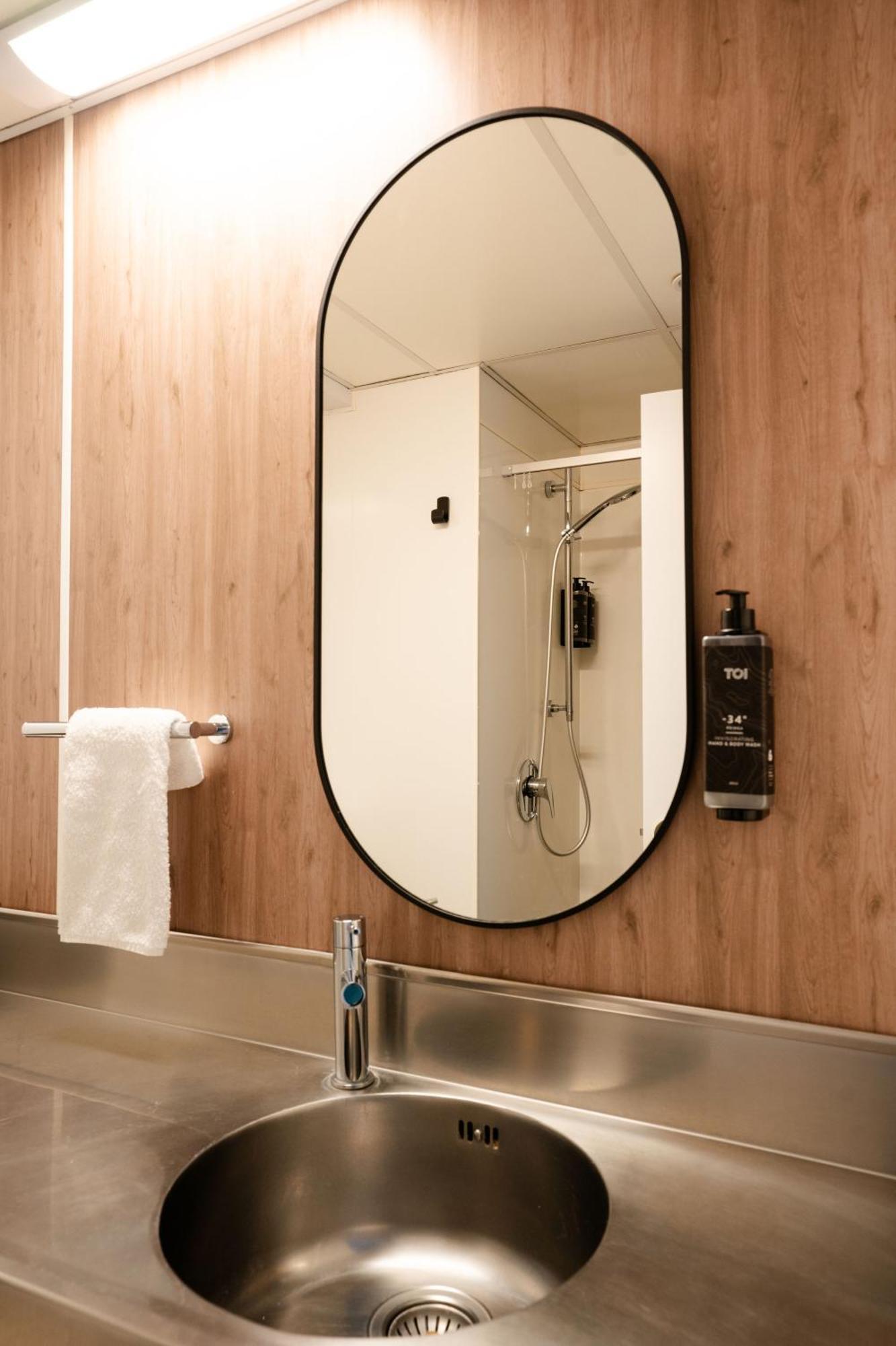 Хостел Haka House Веллингтон Экстерьер фото A shower in a hotel room