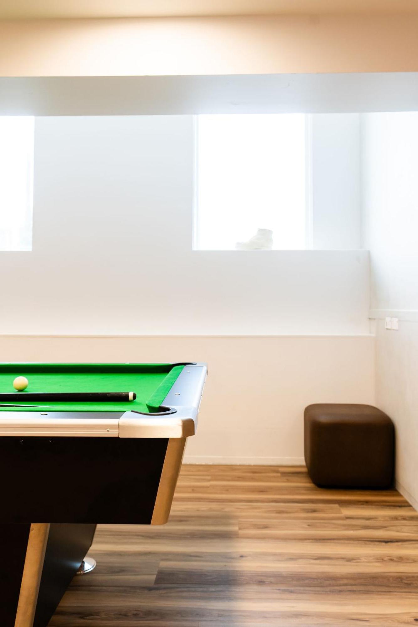 Хостел Haka House Веллингтон Экстерьер фото A pool table in a student house