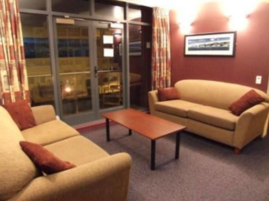 Хостел Haka House Веллингтон Экстерьер фото The lounge at the airport